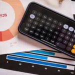 Kalkulator di atas grafik keuangan untuk analisis return on assets